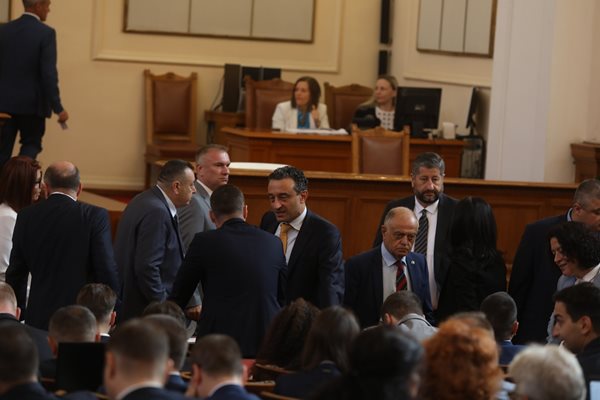 Депутати от ПП-ДБ в Народното събрание

СНИМКА: НИКИ ЛИТОВ