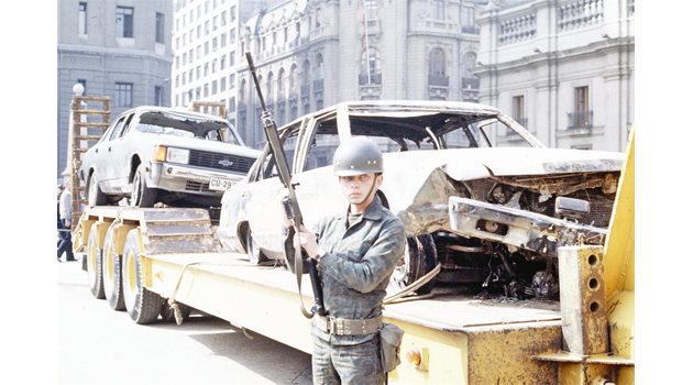 ЩЕТИ: Чилийски войник охранява коли от кортежа на Пиночет, докарани в Сантяго с автовоз след атентата.