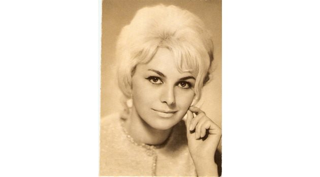 КРАСАВИЦА: Актрисата Гинка Станчева (Катя от Семейстмо Калинкови) е първата наша актриса стъпила на червения килим в КАН през 1957 г. Днес тя е горда баба и живее в Италия.