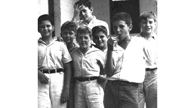 Кастро като дете (с близалката в дясно).
