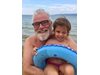 Владо Пенев на плажа във Варна с внучката на Катето Евро