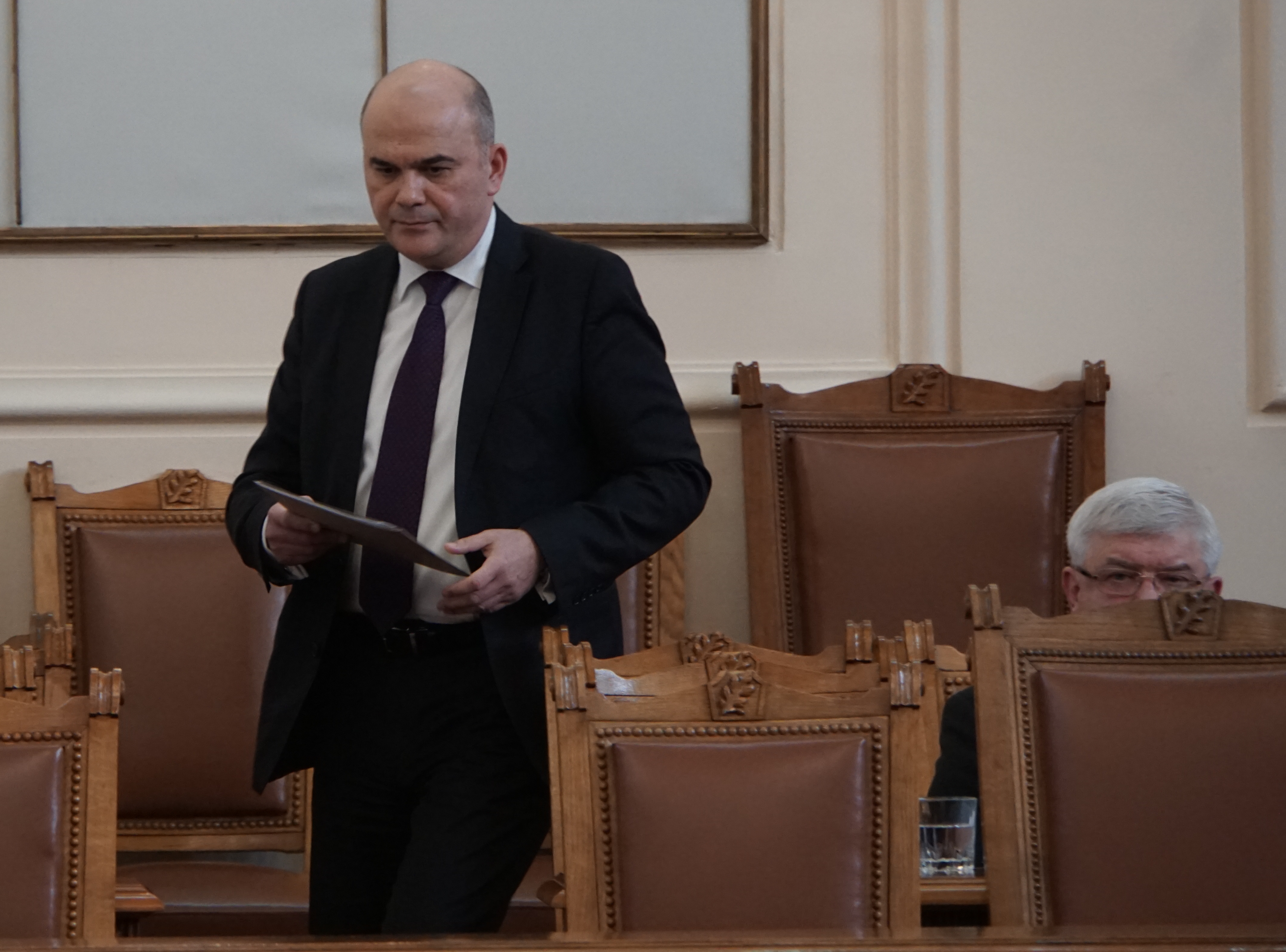 Бившият социален министър Бисер Петков и подчинените му в продължение на повече от месец не отговориха на въпросите на "168 часа". 