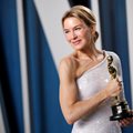 Рене Зелуегър държи наградата “Оскар” за най-добра актриса.