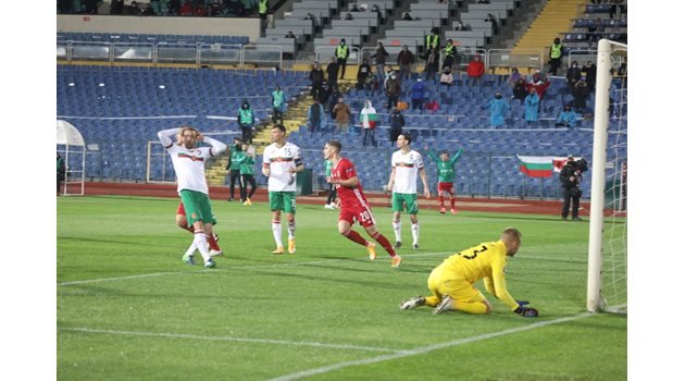 Унгарците празнуват, българите се държат за главите - топката е влязла за втори път в мрежата зад Пламен Илиев.