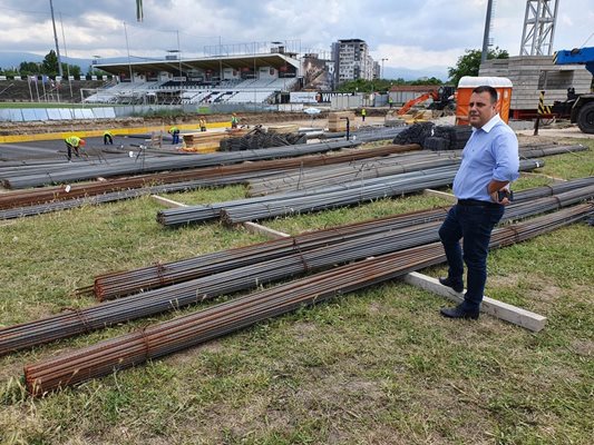 Костадин Язов следи стриктно изграждането на трибуна "Бесика"