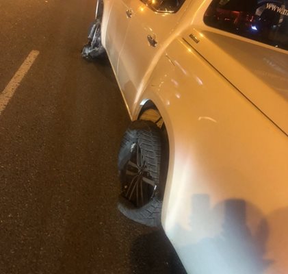 Автомобилът на шеф Токев е бил и със спукани гуми СНИМКА: БНТ