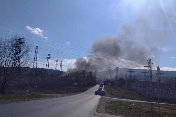 Димът от пожара над пътя Горна Оряховица - Първомайци

Снимка: Деян Калчев