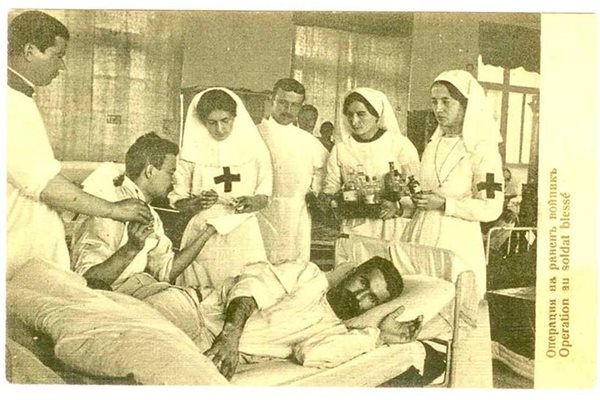 Тези две снимки също са от старинни пощенски картички на медицинска тематика. Показват какви са били условията във военно-полевите болници, където са се лекували ранени войници.
СНИМКИ: ВМА
