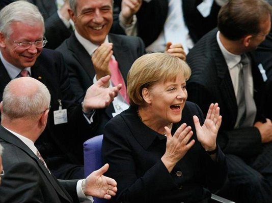 Канцлерът Меркел се радва на избирането на Кьолер. 
СНИМКИ: РОЙТЕРС
