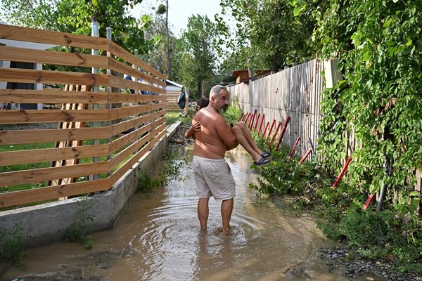 Мъж носи на ръце детето си. Снимка: Орлин Цанев