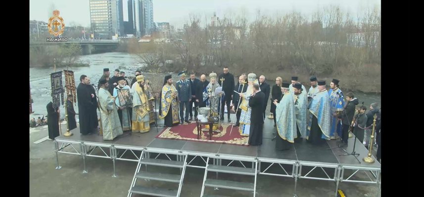 Митрополит Николай отслужи водосвет.