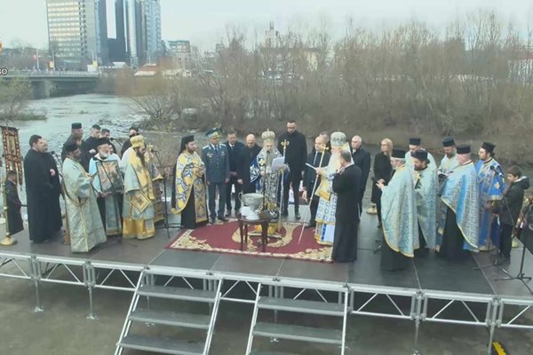 Митрополит Николай отслужи водосвет.