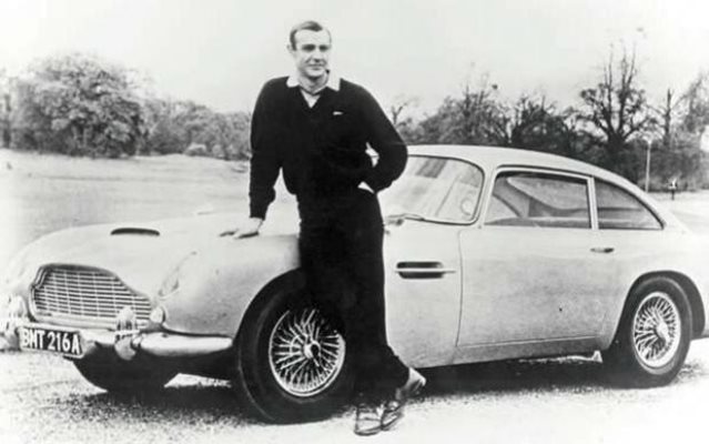 Шон Конъри като Джеймс Бонд позира с Aston Martin DB5, 1965