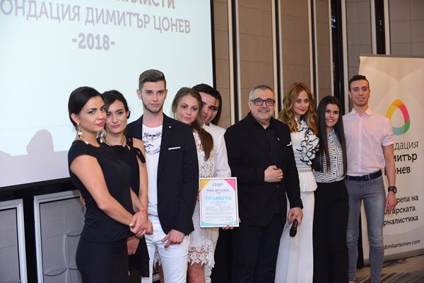Момичетата и момчетата, които с видеото си спечелиха първо място в конкурса за студенти заедно с Деси Цонева и проф. Любомир Стойков