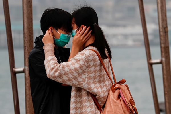 Двойка по улиците на Хонконг, докато страната е парализирана от страх заради новия коронавирус СНИМКА: Ройтерс