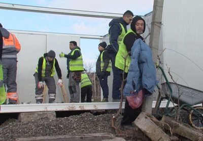 Доброволци помагат за новия дом на семейството СНИМКА: Кадър: Би Ти Ви