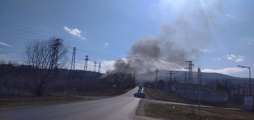 Димът от пожара над пътя Горна Оряховица - Първомайци

Снимка: Деян Калчев