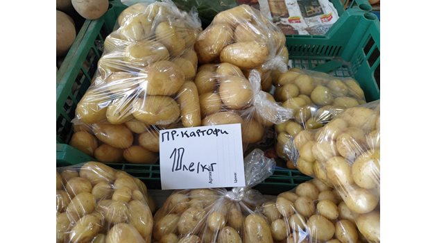 10 лева се предлагат по-дребните пресни български картофи на пазара до Гребната база, който се слави с високите си цени.