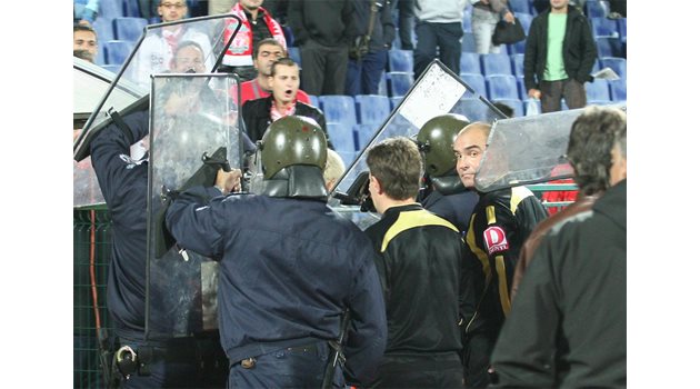 ЗАЩИТА: Под прикритието на полицейските шитове Стефан Спасов-Пастата напуска терена.