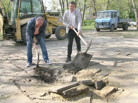 Георги Стаменов /вдясно/ направи първа копка за площадка на ул. "Младежка".