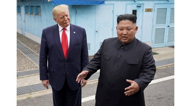 Доналд Тръмп и Ким Чен Ун в демилитаризираната зона в Панминджон на 30 юни 2019 г.