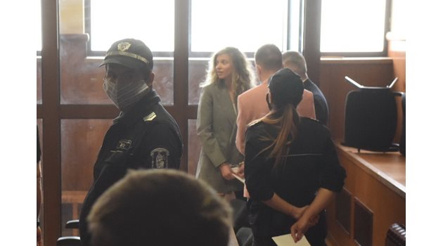 ЛиЛана (в средата) в съда.