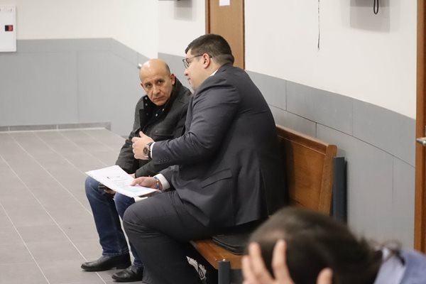Никола Белишки (вляво) , кмет на Панагюрище, дойде в съда, където се решаваше дали синът му Иван да остане в ареста. До него е адвокатът на младежа - Тервел Раев. Снимка: РУМЯНА ТОНЕВА