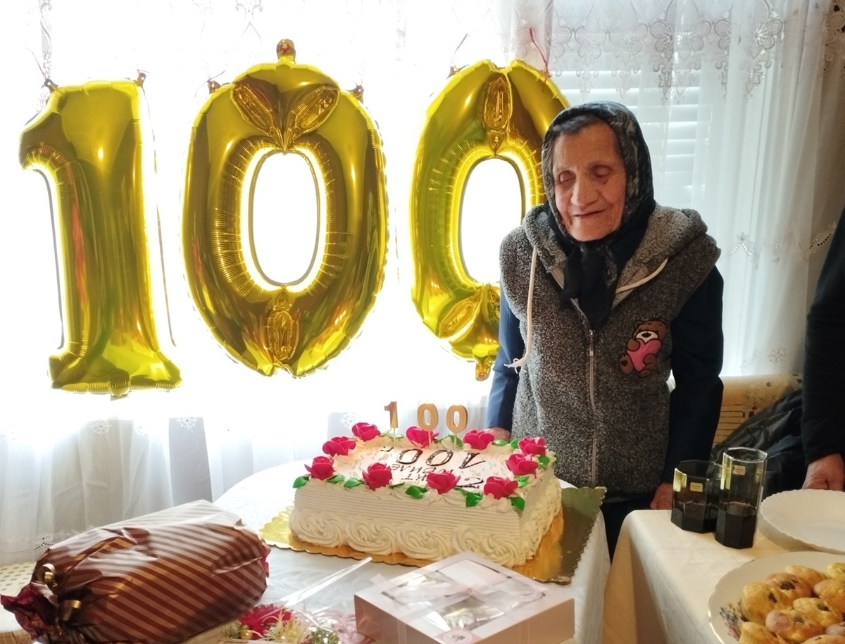 Баба Върба от град Вълчедръм посрещна скъпи гости на стотния си рожден ден