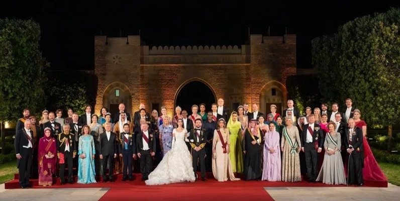 Цар Симеон и царица Маргарита бяха сред почетните гости на сватбата на престолонаследника Хюсеин и Раджуа ал Саиф заедно с представители на кралските семейства от много държави.
СНИМКА: КРАЛСКИ ХАШЕМИТСКИ ДВОР