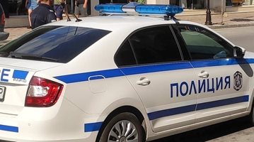 Шофьор блъсна патрулка, бягайки от проверка край Ловеч, в колата откриха крадени вещи