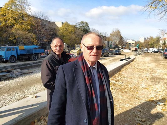 Зам.-кметът по строителството инж. Тошо Пашов (на преден план) обяви, че разрешителното за строеж на моста може да бъде издадено до края на април.