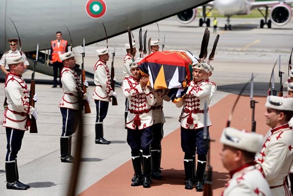 Военен самолет докара тленните останки на цар Фердинанд.