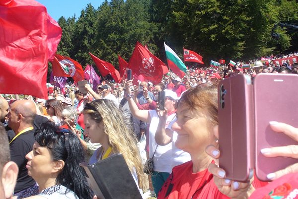 На събора имаше знамена както на БСП, така и на другите леви партии и организации.
Снимка: Ваньо Стоилов