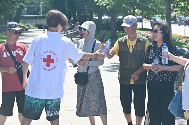 Доброволци раздават вода в центъра на София.
СНИМКА: ГЕОРГИ ПАЛЕЙКОВ