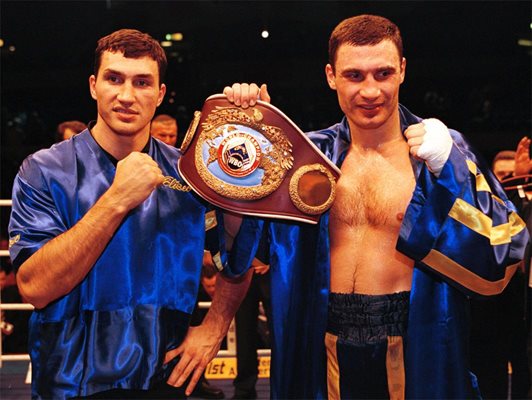 Владимир (вляво) позира с брат си, който е защитил титлата на WBO срещу Обид Съливан на 12.12.1999 г.