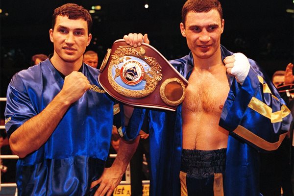 Владимир (вляво) позира с брат си, който е защитил титлата на WBO срещу Обид Съливан на 12.12.1999 г.