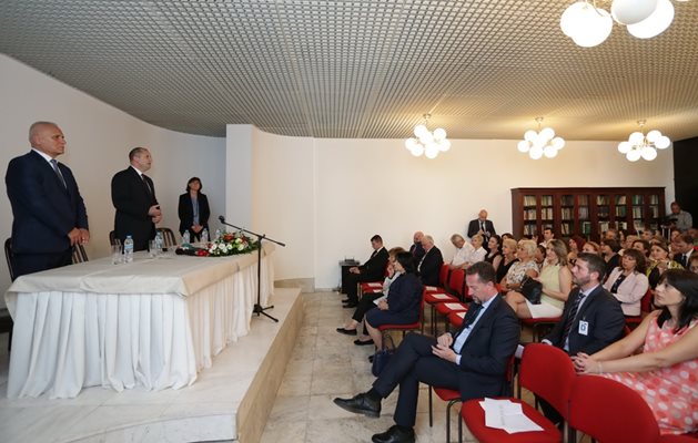 Българите в Атина поставиха пред президента Радев редица въпроси като ускоряване на процеса по придобиване на българско гражданство на децата от смесени бракове.