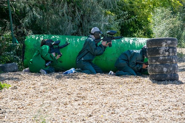 Мужичок трахает девушку во время игры в пейнтбол