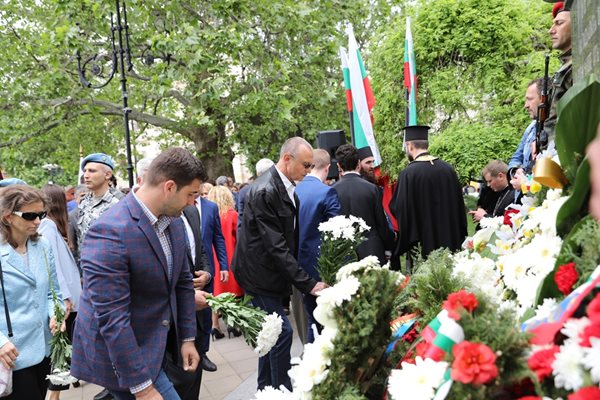 Андрей НОваков полага цветя пред паметника. СНИМКИ: ПП ГЕРБ
