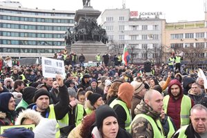 Протестът пред Народното събрание се мести пред Министерски съвет