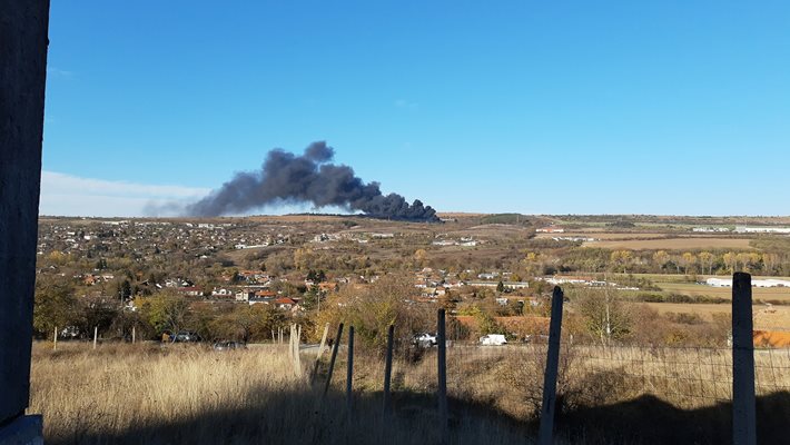 Черният дим от горящата цистерна се вижда от километри