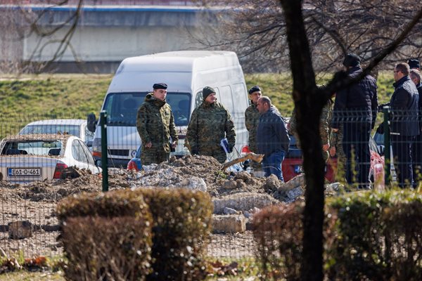 Полицаи и военни оглеждат местопроизшествието, на което са разпръснати метални парчета от останките.