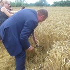 Земеделският министър Иван Иванов показа в Боздуганово, че умее да върти сърпа и паламарката и ожъна няколко ръкойки по време на церемонията за официалния старт на тазгодишната жътва