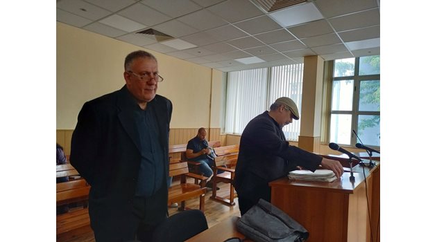 Д-р Иван Димитров (вляво) с адвоката си Гено Василев.