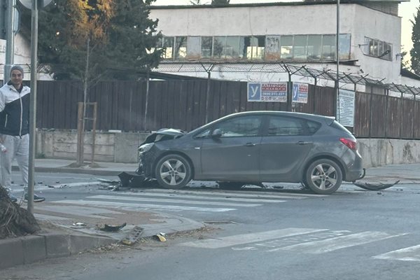 Предната част на единият от автомобилите е смачкана, а бронята му е паднала.