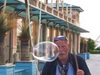 До 100 евро на ден печели бездомникът, който прави балони от бира (Видео)