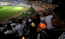 Фенове на Атлетико Насионал палят свещ в памет на футболистите на бразилския клуб убити в самолетната катастрофа в Меделин, Колумбия