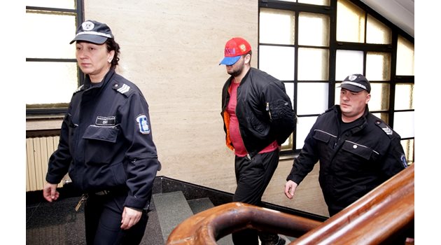 Охранители водят Йоан Матев в Софийския градски съд.