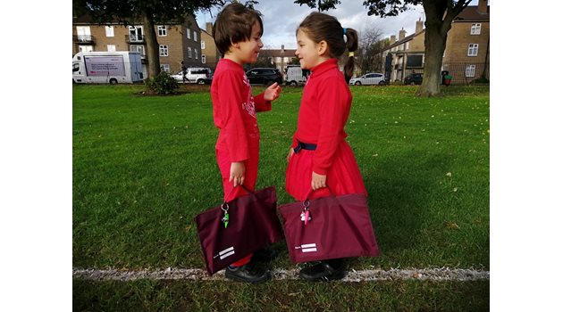 Антирасисткото обучение в Англия започва в ранна възраст, като децата се обличат в червено.