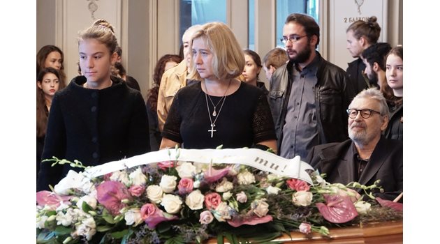 Росица Обрешкова заедно със Стефан Данаилов на погребението на майка си.